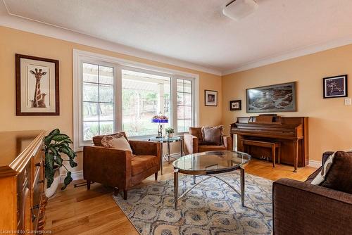 10 Valleydale Court, Hamilton, ON - Indoor Photo Showing Living Room