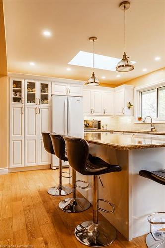 10 Valleydale Court, Hamilton, ON - Indoor Photo Showing Kitchen With Upgraded Kitchen