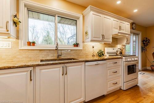 10 Valleydale Court, Hamilton, ON - Indoor Photo Showing Kitchen