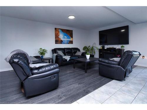 160 Wallace Avenue S, Welland, ON - Indoor Photo Showing Living Room