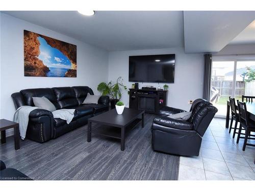 160 Wallace Avenue S, Welland, ON - Indoor Photo Showing Living Room