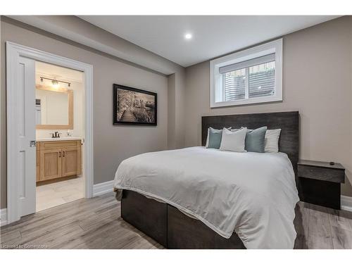 878 Shadeland Avenue, Burlington, ON - Indoor Photo Showing Bedroom