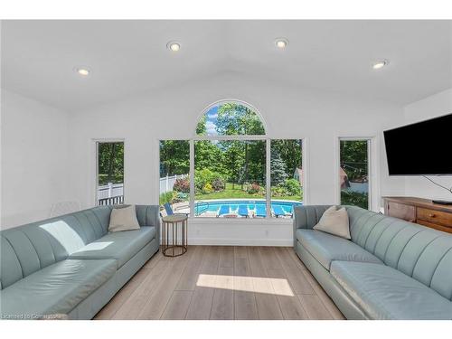 486 Winniett Street, Caledonia, ON - Indoor Photo Showing Living Room