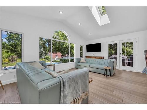 486 Winniett Street, Caledonia, ON - Indoor Photo Showing Living Room