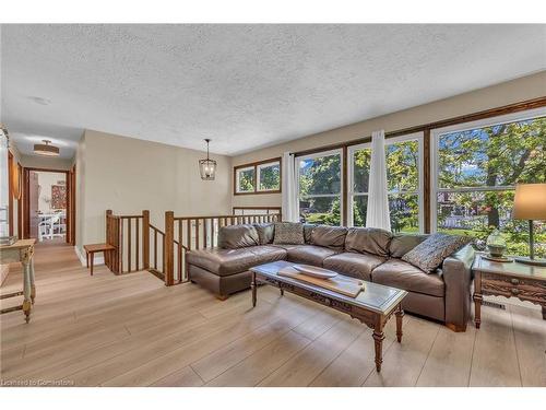 486 Winniett Street, Caledonia, ON - Indoor Photo Showing Living Room