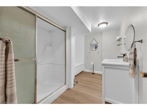 486 Winniett Street, Caledonia, ON - Indoor Photo Showing Bathroom