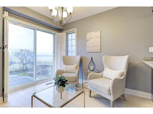 487 Dewitt Road, Stoney Creek, ON - Indoor Photo Showing Living Room