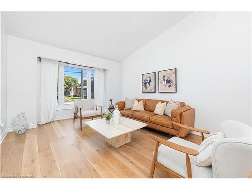 385 Kerman Avenue, Grimsby, ON - Indoor Photo Showing Living Room