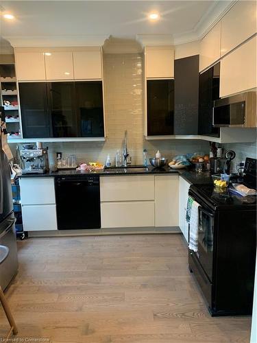 14 Bold Street, Hamilton, ON - Indoor Photo Showing Kitchen