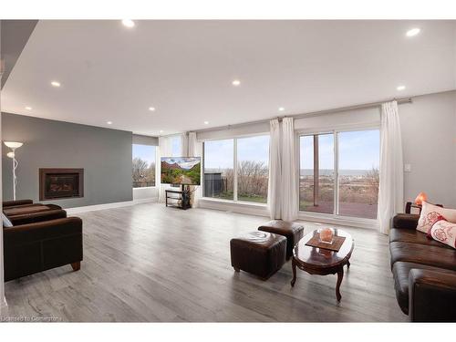 827 Ridge Road, Stoney Creek, ON - Indoor Photo Showing Living Room With Fireplace