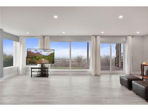 827 Ridge Road, Stoney Creek, ON - Indoor Photo Showing Living Room