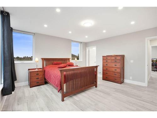 827 Ridge Road, Stoney Creek, ON - Indoor Photo Showing Bedroom