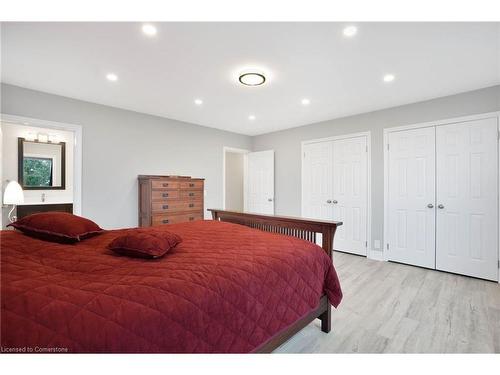 827 Ridge Road, Stoney Creek, ON - Indoor Photo Showing Bedroom