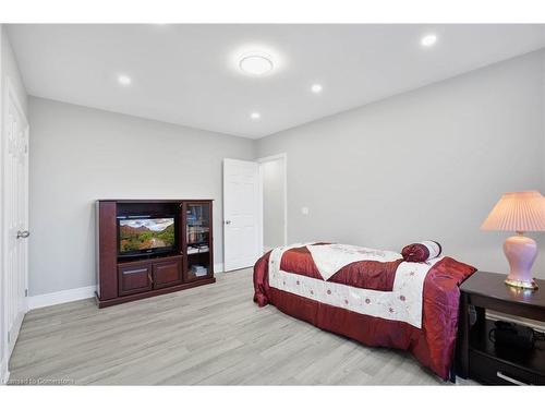 827 Ridge Road, Stoney Creek, ON - Indoor Photo Showing Bedroom