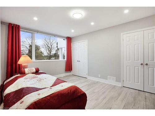 827 Ridge Road, Stoney Creek, ON - Indoor Photo Showing Bedroom