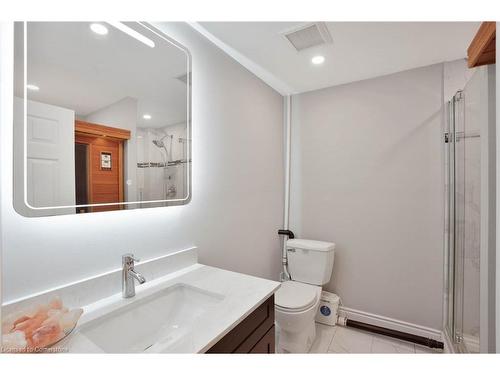 827 Ridge Road, Stoney Creek, ON - Indoor Photo Showing Bathroom