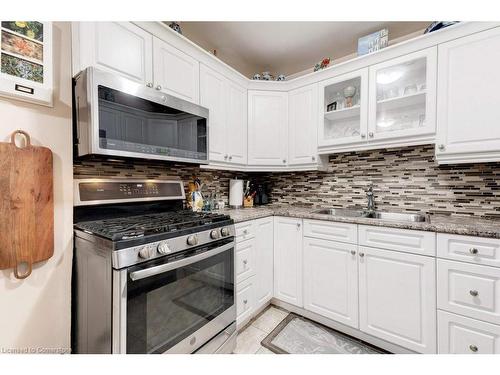 41-2301 Cavendish Drive, Burlington, ON - Indoor Photo Showing Kitchen With Upgraded Kitchen