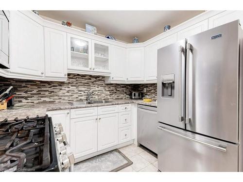 41-2301 Cavendish Drive, Burlington, ON - Indoor Photo Showing Kitchen With Double Sink