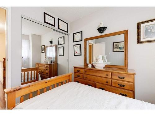 41-2301 Cavendish Drive, Burlington, ON - Indoor Photo Showing Bedroom