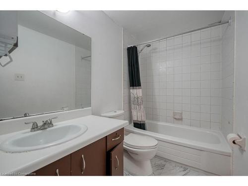 4-394 Springbank Avenue, Woodstock, ON - Indoor Photo Showing Bathroom