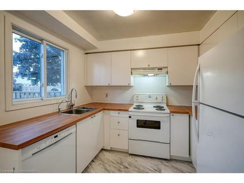 4-394 Springbank Avenue, Woodstock, ON - Indoor Photo Showing Kitchen With Double Sink