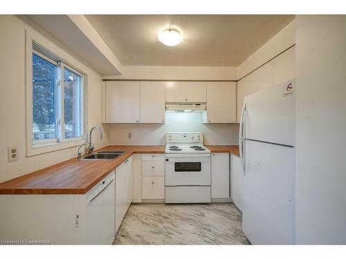 4-394 Springbank Avenue, Woodstock, ON - Indoor Photo Showing Kitchen With Double Sink