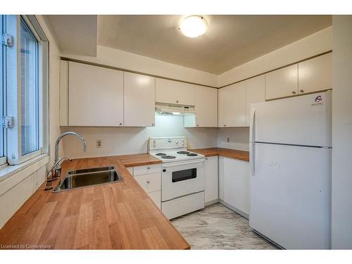 4-394 Springbank Avenue, Woodstock, ON - Indoor Photo Showing Kitchen With Double Sink