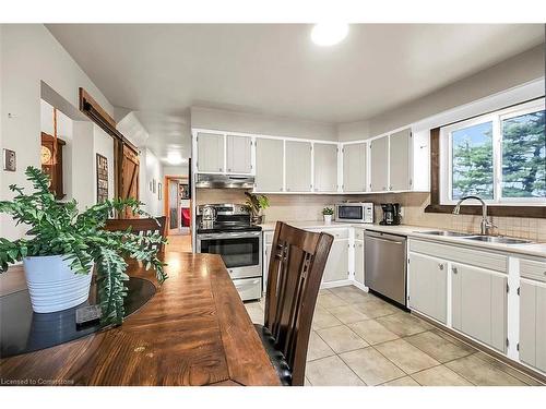 3173 Young Road, Caledonia, ON - Indoor Photo Showing Kitchen With Double Sink