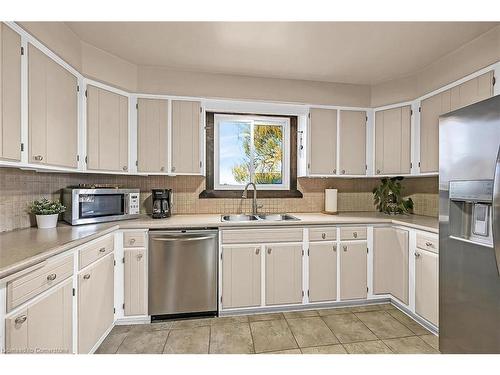 3173 Young Road, Caledonia, ON - Indoor Photo Showing Kitchen With Double Sink