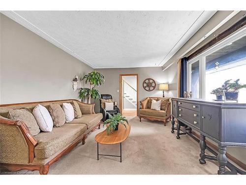 3173 Young Road, Caledonia, ON - Indoor Photo Showing Living Room