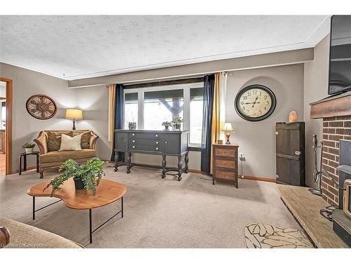 3173 Young Road, Caledonia, ON - Indoor Photo Showing Living Room