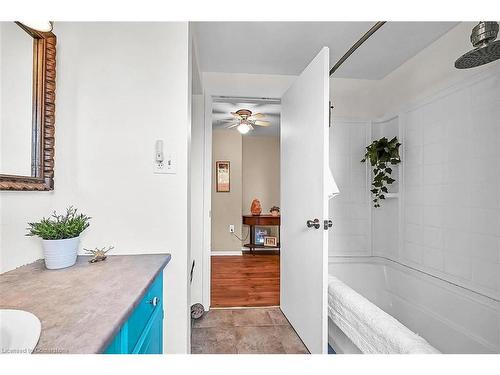 3173 Young Road, Caledonia, ON - Indoor Photo Showing Bathroom