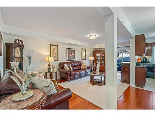 28 Elderberry Avenue, Grimsby, ON - Indoor Photo Showing Living Room