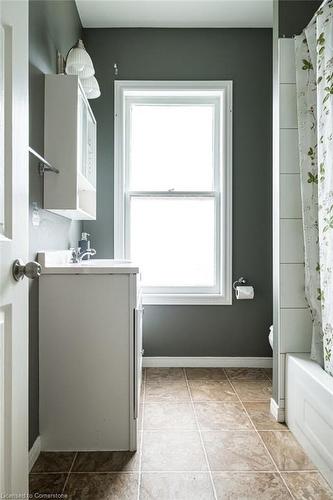 1125 Cannon Street E, Hamilton, ON - Indoor Photo Showing Bathroom