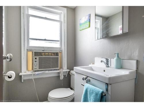 1125 Cannon Street E, Hamilton, ON - Indoor Photo Showing Bathroom