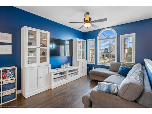 4034 Barry Drive, Lincoln, ON - Indoor Photo Showing Living Room