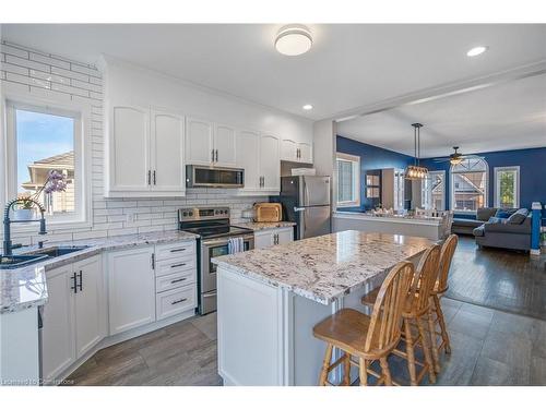 4034 Barry Drive, Lincoln, ON - Indoor Photo Showing Kitchen With Upgraded Kitchen