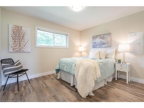 1-86 Brentwood Drive, Hamilton, ON - Indoor Photo Showing Bedroom