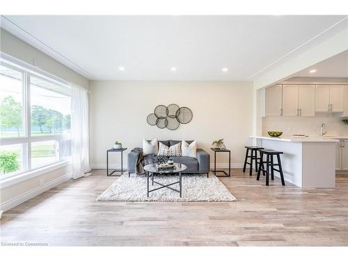 1-86 Brentwood Drive, Hamilton, ON - Indoor Photo Showing Living Room