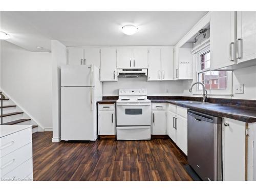 16-91 Livingston Avenue, Grimsby, ON - Indoor Photo Showing Kitchen With Double Sink