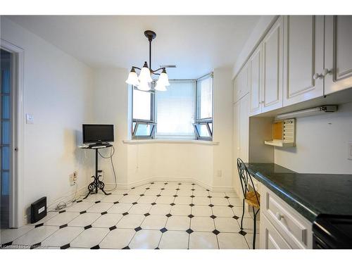 1801-67 Caroline Street S, Hamilton, ON - Indoor Photo Showing Kitchen