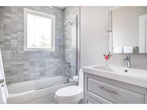 567 Kingswood Place, Burlington, ON - Indoor Photo Showing Bathroom