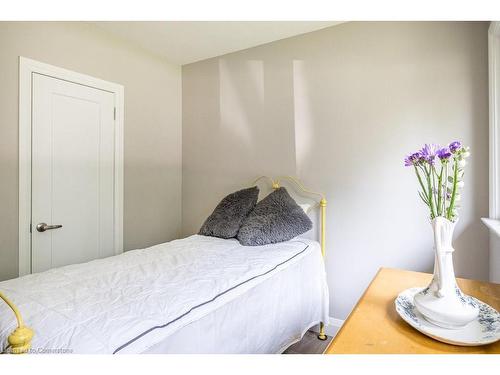 567 Kingswood Place, Burlington, ON - Indoor Photo Showing Bedroom