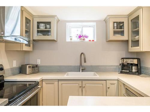 567 Kingswood Place, Burlington, ON - Indoor Photo Showing Kitchen