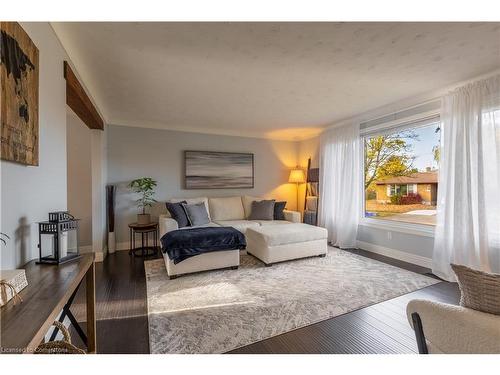 12 Dwyer Street, St. Catharines, ON - Indoor Photo Showing Living Room