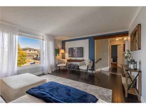 12 Dwyer Street, St. Catharines, ON - Indoor Photo Showing Living Room