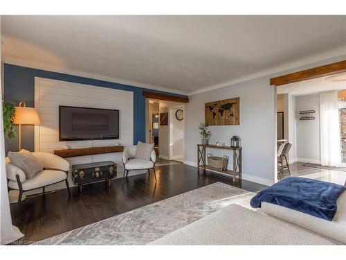 12 Dwyer Street, St. Catharines, ON - Indoor Photo Showing Living Room