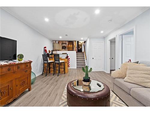 11 Miranda Court, Welland, ON - Indoor Photo Showing Living Room