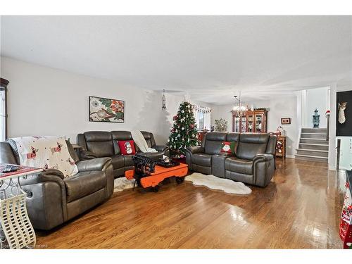 11 Miranda Court, Welland, ON - Indoor Photo Showing Living Room