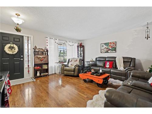 11 Miranda Court, Welland, ON - Indoor Photo Showing Living Room